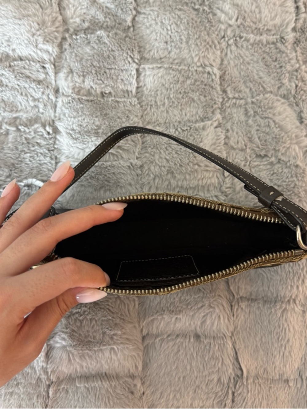 Vintage Coach Signature Shoulder Bag in Brown - Picture 4 of 5